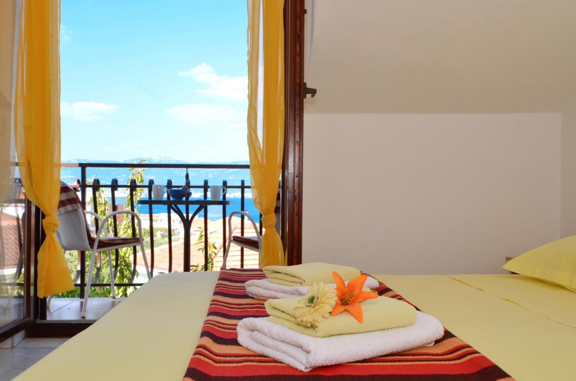 Apartments By The Sea Slatine, Ciovo - 12176 Szoba fotó